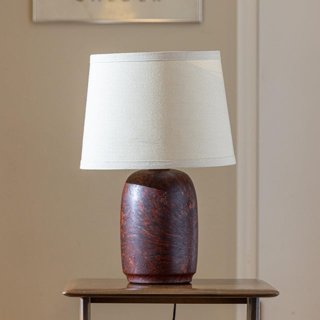 1960s Mid-Century Modern Signed Studio Redwood Burl Lamp – Circled 'Ac' Monogram For Sale - Image 4 of 11