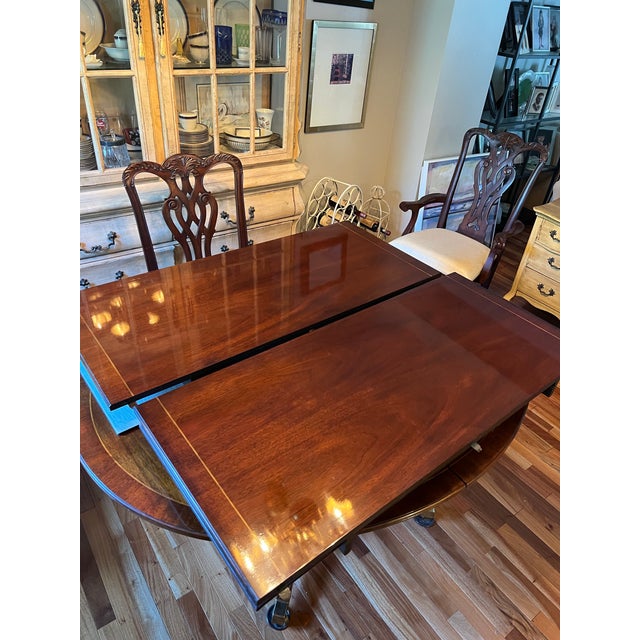 1980s Baker Furniture Historic Charleston Georgian Banded Mahogany Pedestal Dining Table For Sale - Image 11 of 12