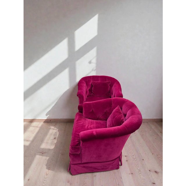 When a pop of color is called for; this stunning magenta velvet will scratch that itch. Low profile silhouette on point...