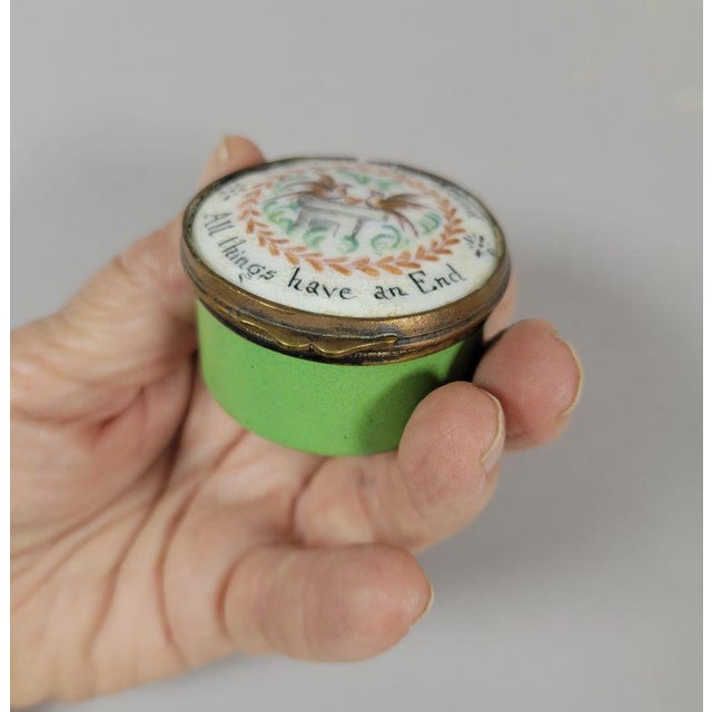 Victorian 18th Century Battersea Bilston Enamel “Remember My Friend” Patch Box, Circa 1750 For Sale - Image 3 of 7