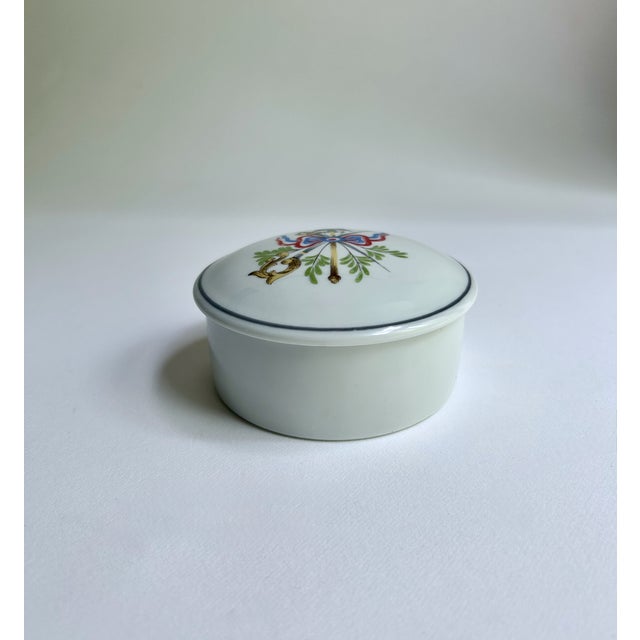 Limoges, France 1980s Limoges for Lancome Bicentenaire Lidded Porcelain Box For Sale - Image 4 of 12