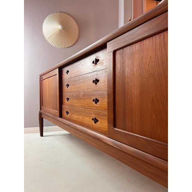 Designklassiker unter den dänischen Sideboards von H.W. Klein für Bramin. Das Sideboard ist zu großen Teilen massiv...