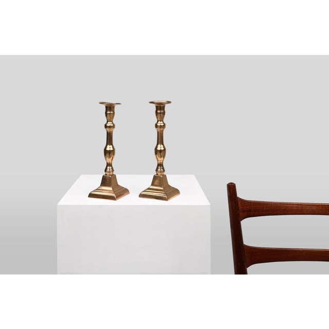 This pair of French copper candlesticks from around 1900 embodies rustic elegance with a touch of timeless simplicity. The...