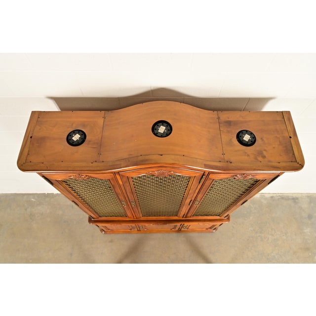 Henredon French Provincial Louis XV Carved Walnut Lighted Breakfront Bookcase Cabinet, Circa 1970s For Sale - Image 13 of 17