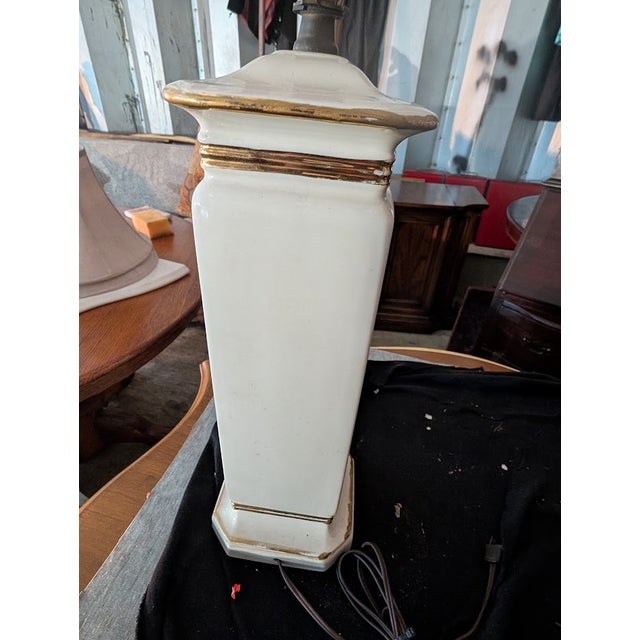Mid 20th Century Vintage Hand-Painted Floral White Ceramic Table Lamp Base With Gold Gilt Trim – Classic Mid-Century Traditional For Sale - Image 5 of 6