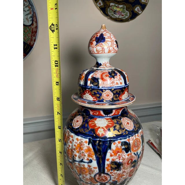A gorgeous hand-painted Japanese porcelain covered ginger jar presenting all the hallmarks of fine Meiji-era Imari export...