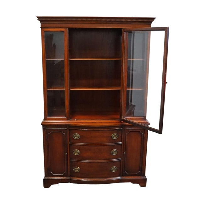 Mid 20th Century Bernhardt Furniture Solid Mahogany Traditional Duncan Phyfe Style 44" China Cabinet For Sale - Image 5 of 16