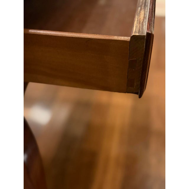 Vintage Henredon French Provincial End Table – Refinished Two-Tone Wood & Black For Sale In Baton Rouge - Image 6 of 10