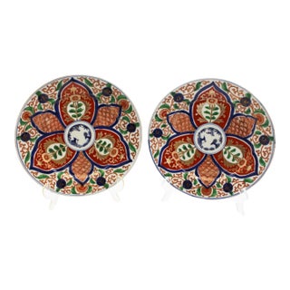 Circa 1860 Japanese Pair of Boldly Decorated Imari Plates For Sale