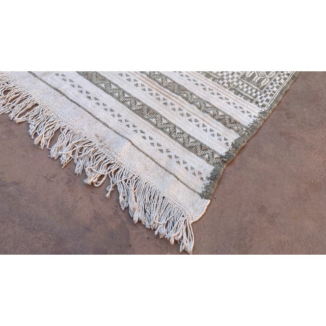 White Mid-Century Modern Moroccan Kilim Rug - 9.7 X 5.7 Ft For Sale - Image 8 of 9