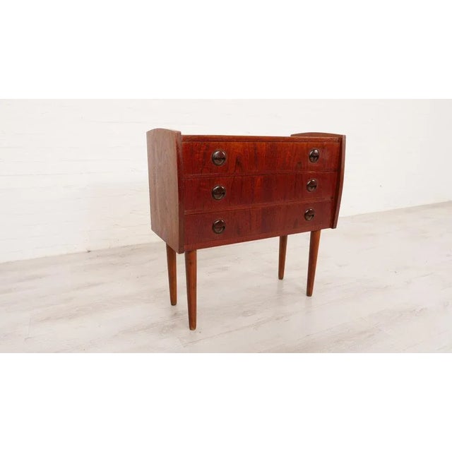 This vintage chest of drawers is very elegant and stylishly designed. The chest of drawers has wooden, round handles on...