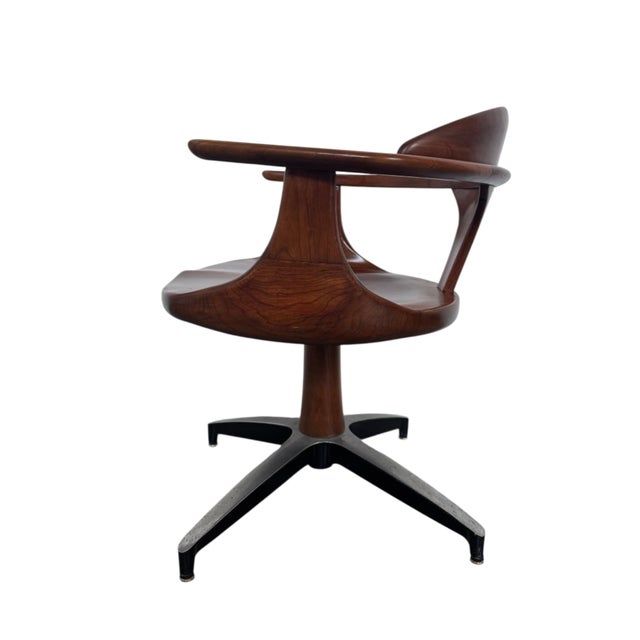 26”W x 27 1/2”H x 22”D Seat Dimensions: 20 1/4”W x 16 3/4”H x 20”D Arm Height: 25" This is an original American Heywood...