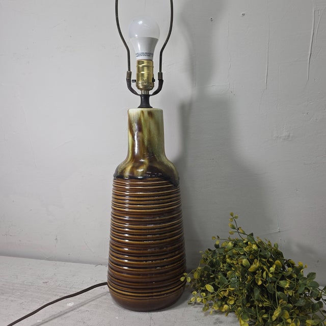 1970s Mid-Century Modern Ribbed Ceramic Drip-Glaze Table Lamp in Amber Brown For Sale - Image 6 of 12