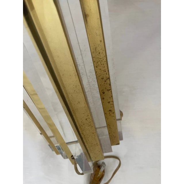Metal Vintage Art Deco/Hollywood Regency Lucite/Brass Table Lamp For Sale - Image 7 of 9