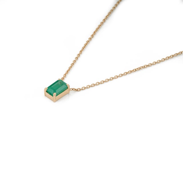 Minimalist Octagon-Cut Solitaire Emerald Necklace in 18k Yellow Gold For Sale - Image 4 of 15
