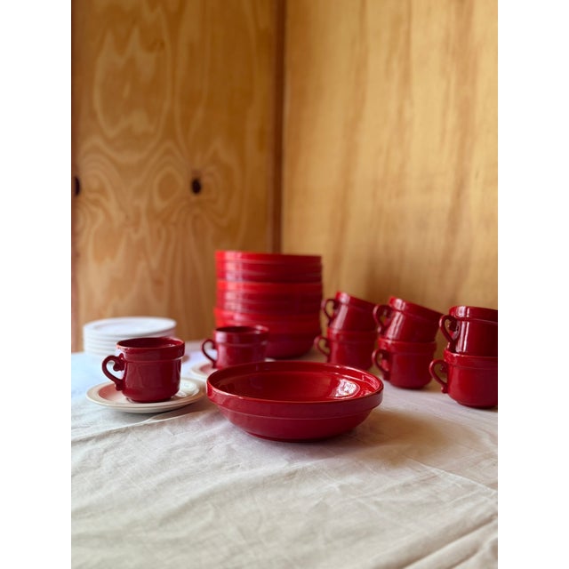 1960s Mid-Century Modern Dutch Crimson Red Stoneware Dinner Service by Potterie De Driehoek Huizen, 1960, Set of 26 For Sale - Image 5 of 10