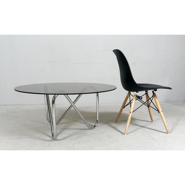 French tubular steel coffee table from the 1970s. Tubular steel base, loose smoked glass top. Dimensions approx.: H. 45...
