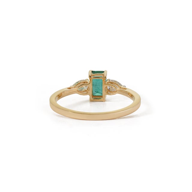 VRJewels 14k Gold Three-Stone Natural Emerald Pear Diamond Ring Size 5.5 For Sale - Image 10 of 18