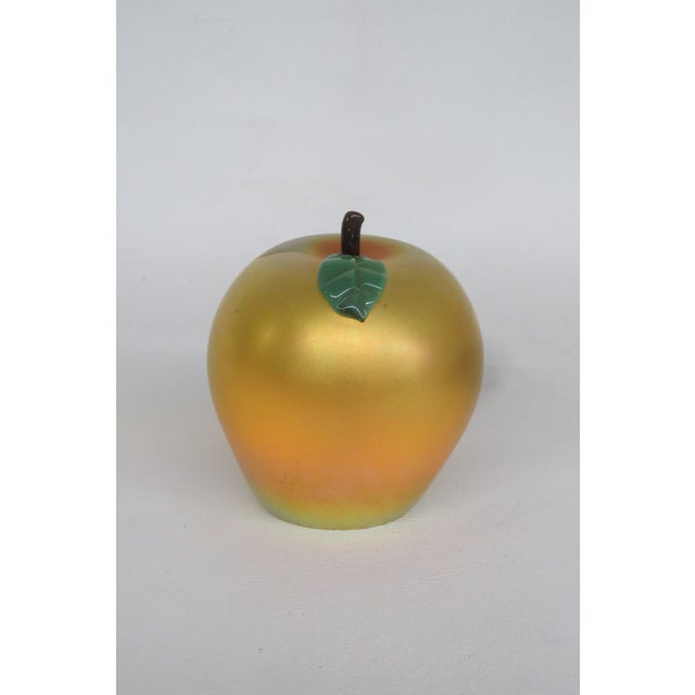 Orient and Flume Iridescent Gold Apple Paperweight P0184j3 Art Glass Fruit 4800b For Sale - Image 4 of 17