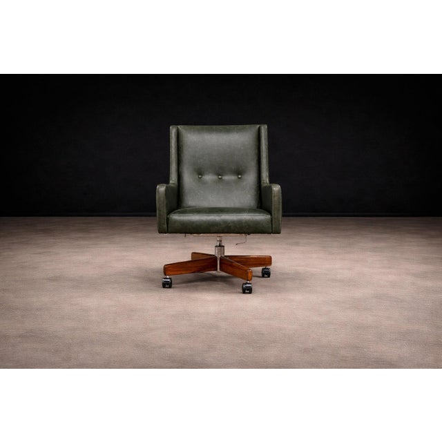 Sergio Rodrigues “Holperin” Armchair in Green Leather & Rosewood, Sergio Rodrigues for Oca, 1962 - Lot 364A For Sale - Image 4 of 16
