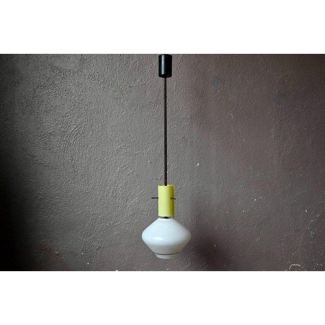 This magnificent Italian pendant light from the 1950s combines modernity and originality. In a pure mid-century style, it...