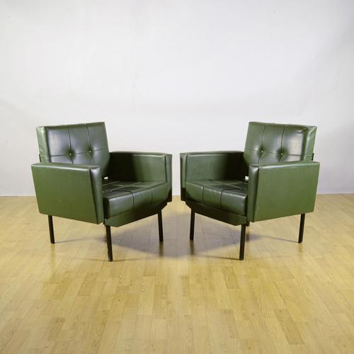 This pair of armchairs represents a vibrant example of 1970s design, a period celebrated for its bold use of color and...