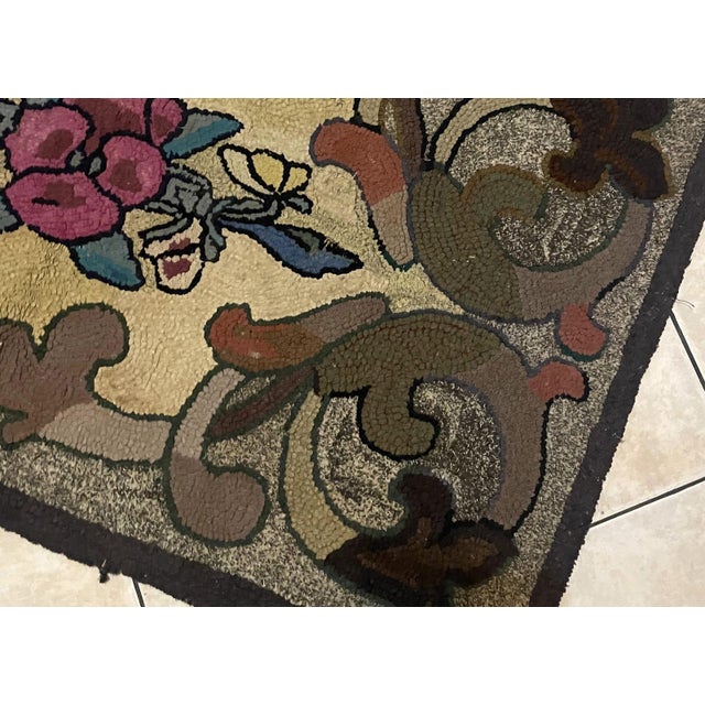 Antique c.1900s American Hand-Hooked Rug, Roses & Acanthus Scrolls, Folk Art, 2'6" X 4'3" (79cm X 131cm) For Sale In New York - Image 6 of 8