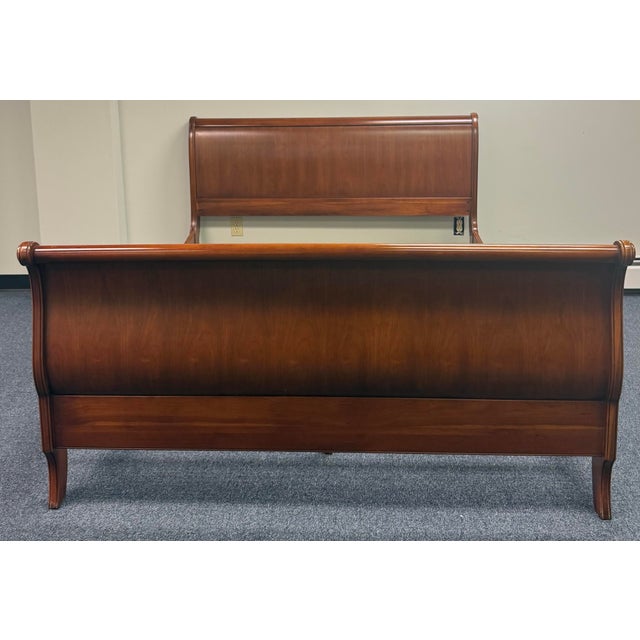 Stunning Ethan Allen queen size bed from the Medallion collection. Bed features elegant sleigh headboard and footboard...