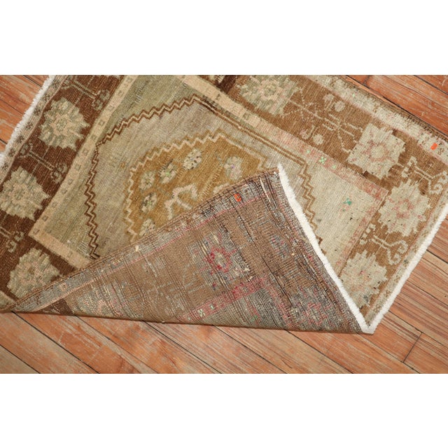 Mid-20th Century Zabihi Collection Turkish Anatolian Neutral Throw Rug - 2'2" x 2'3" For Sale In New York - Image 6 of 6