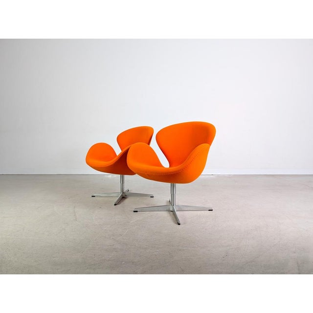 Swan Chair with Orange Upholstery by Arne Jacobsen for Fritz Hansen For Sale - Image 5 of 13