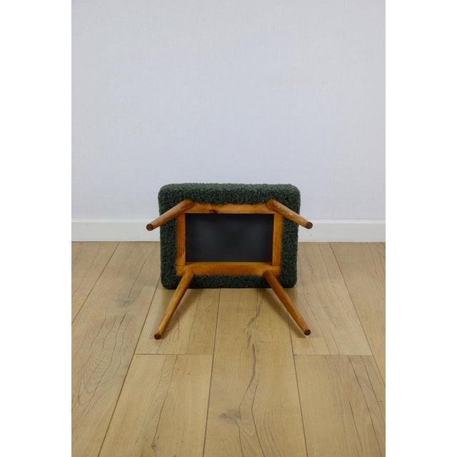 High stool seat with boucle fleece in green colour, with round beech legs. A vintage stool manufactured in the 1970s....