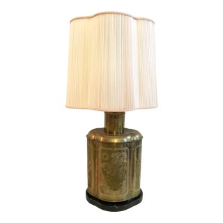 1960s Hollywood Regency Etched Brass Urn Table Lamp and String Lampshade For Sale