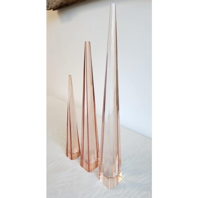Transparent MCM Vintage Lucite Obelisks, Set of 3 Unmarked Astrolite Ritts & Co For Sale - Image 8 of 13