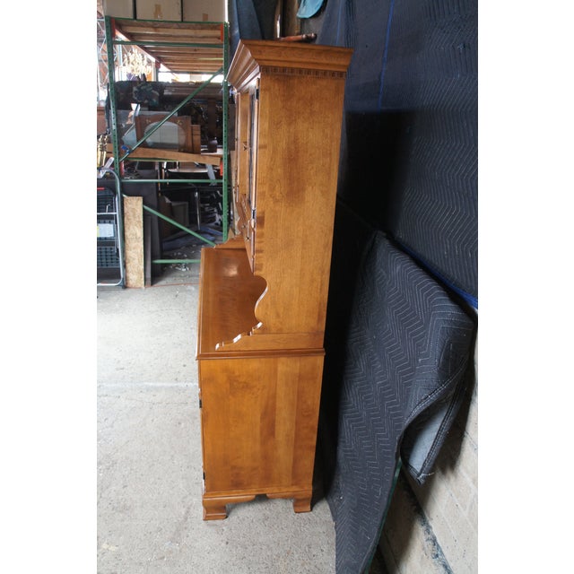 Brown Late 20th Century Ethan Allen Heirloom Colonial Early American Nutmeg Maple Drybar Cabinet Hutch For Sale - Image 8 of 13