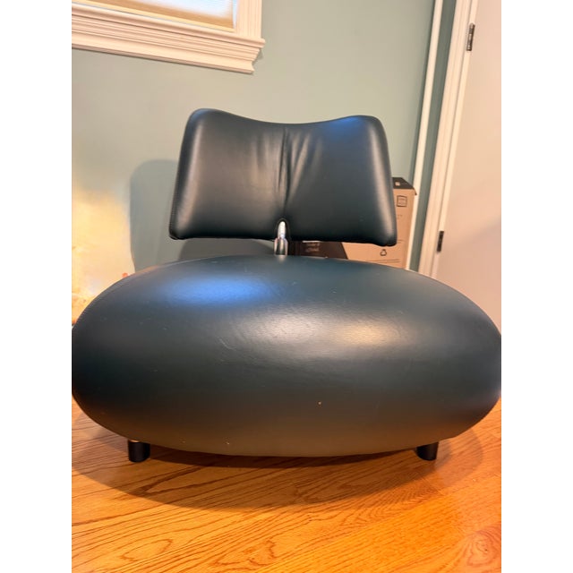 The Pallone set is Leolux's ultimate icon. This armchair is upholstered in smooth green leather. The armchair stands on...