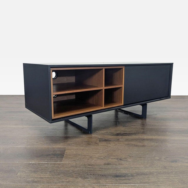 The open-frame steel base ensures a visual lightness while also delivering exceptional sturdiness. Aura is finished partly...