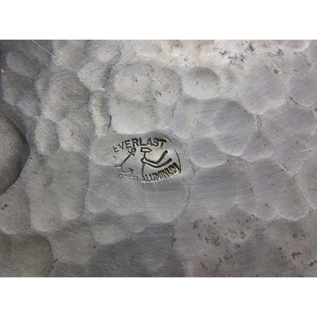 Mid 20th Century Mid 20th Century Everlast Metal Product Co. Hand Wrought Aluminum Platter For Sale - Image 5 of 5