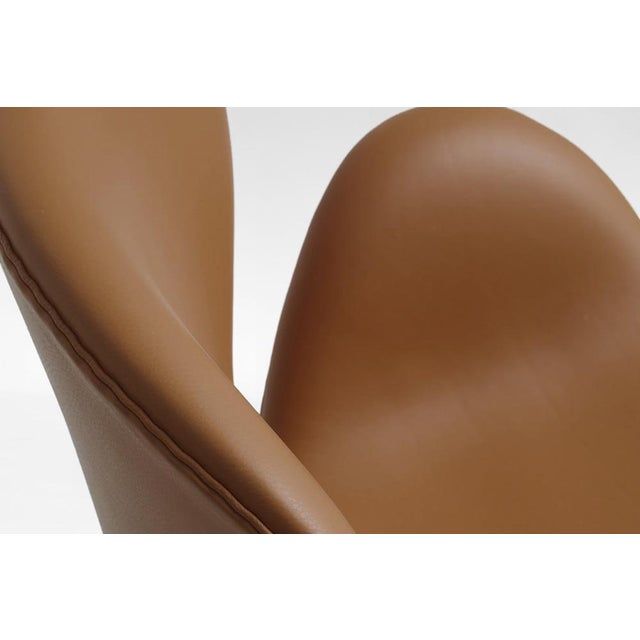 Vintage Swivel Swan Chairs in Cognac Leather by Arne Jacobsen for Fritz Hansen, 1950s, Set of 2 For Sale - Image 5 of 8