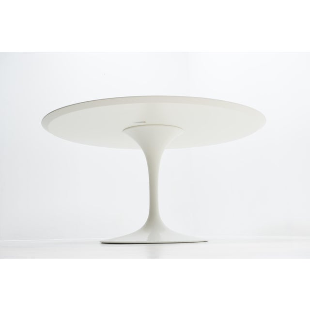Round tulip dining table designed by Eero Saarinen for Knoll International during the late 1950s. Materials: White...