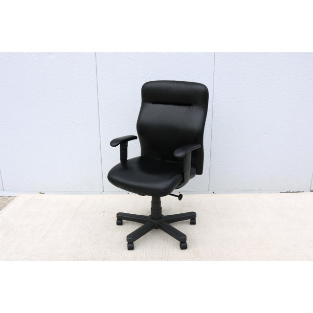 The Knoll Bulldog executive desk chair is a classic ergonomic office chair, designed by Dale Fahnstrom and Michael McCoy...