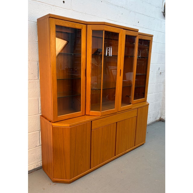 Mid-Century Modern Vintage Teak Buffet Hutch Display Cabinet by Design Furniture Mfg. Ltd. For Sale - Image 3 of 14