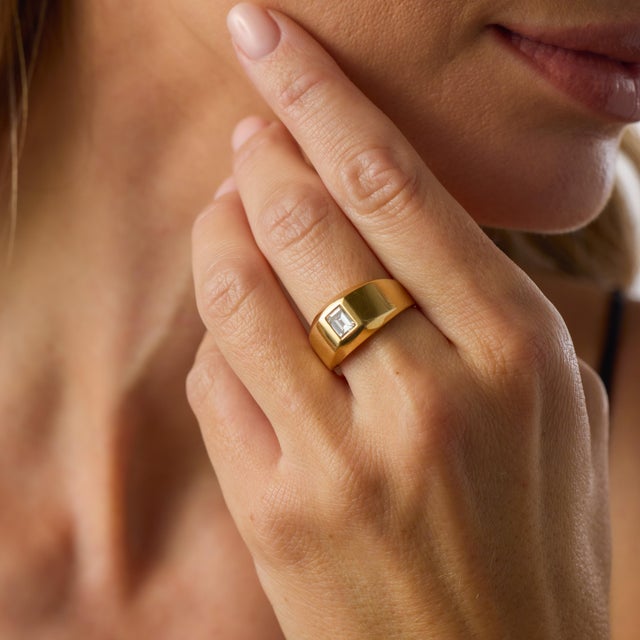 1980s Vintage Emerald Cut Diamond 14k Yellow Gold Bezel Ring, Size 9.5 For Sale - Image 5 of 7