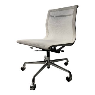 Modern Eames Aluminum Group Rolling Side Chair in Chrome Finish and White Mesh by Vitra For Sale