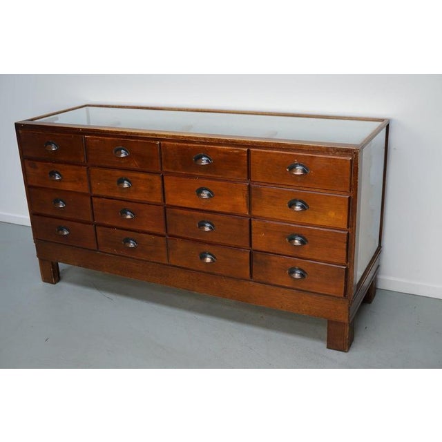 This beech haberdashery shop counter dates from the 1920-1930s and was made in England. It features a solid wooden frame,...