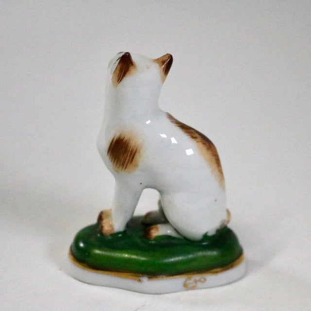Early 20th Century Vintage Chelsea Style Porcelain Cat Figurine on Green & Gold Plinth For Sale - Image 5 of 9