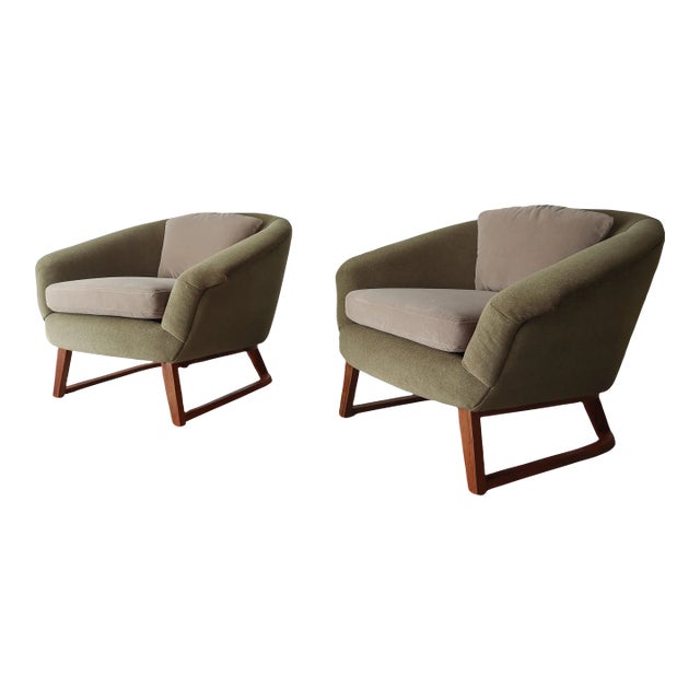 Pair of Mid Century Barrel Lounge Chairs by Jens Risom For Sale