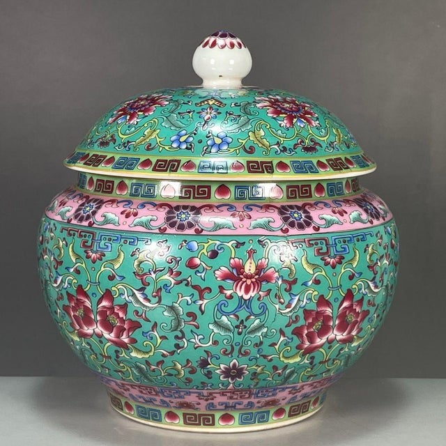 Chinoiserie Famille Rose Enamel Lidded Porcelain Ginger Jar, Turquoise‑Ground Intertwining Floral Motif Storage Vessel **** For Sale - Image 9 of 9
