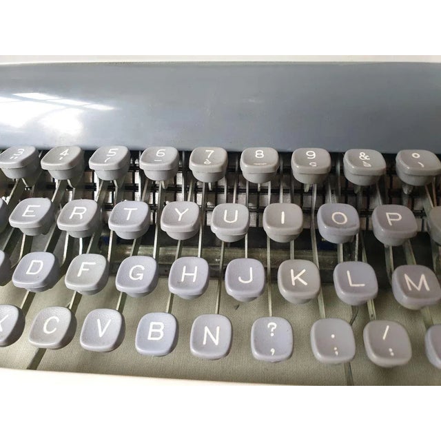 Beautiful Consul typewriter. Streamlined and dynamic design In very good condition, functional. Some traces of use on the...