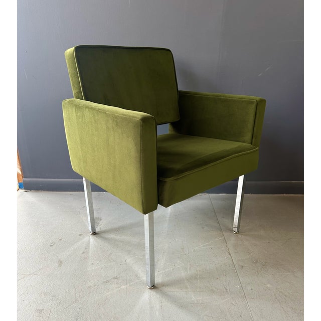 Mid-Century Modern 1970s Mid Century Armchair Upholstered in Green Velvet in the Style of Knoll For Sale - Image 3 of 8