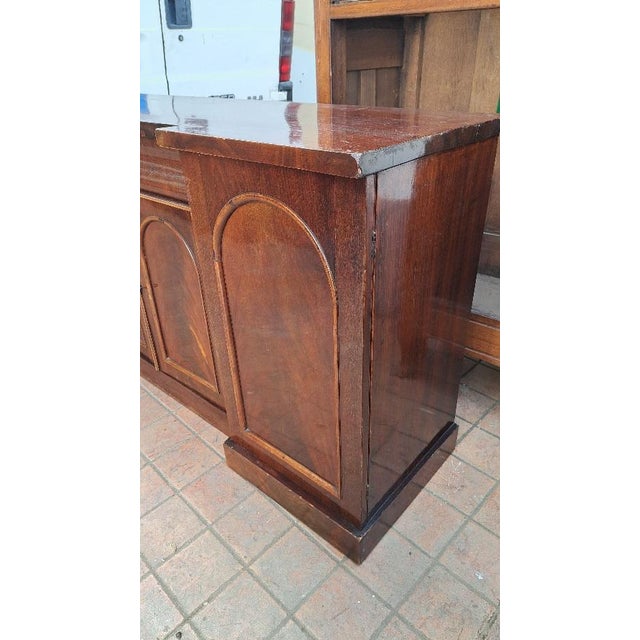 NINETEENTH CENTURY (1800 - 1900) English Victorian mahogany sideboard - late 19th century Elegant English Victorian-style...